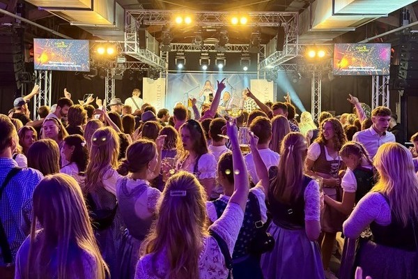 Oktoberfest Bühne.jpg